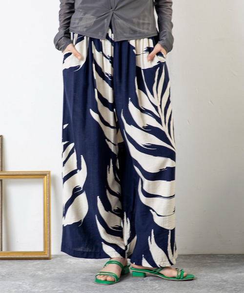 MILLION CARATS(ミリオンカラッツ)の「涼しさも華やかさもひとり占め。ゆるシルエットが叶える、大人のボタニカルエフォートレスパンツ(その他パンツ・レディース・ネイビー/グリーン/ブラック・FREE)」の18枚目の写真