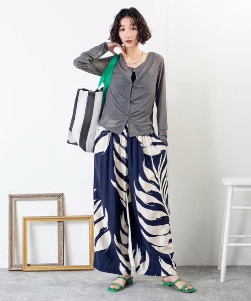 MILLION CARATS(ミリオンカラッツ)の「涼しさも華やかさもひとり占め。ゆるシルエットが叶える、大人のボタニカルエフォートレスパンツ(その他パンツ・レディース・ネイビー/グリーン/ブラック・FREE)」の19枚目の写真