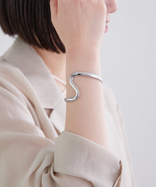 mystic（ミスティック）の「[Eau]ワイドウェーブバングル（バングル/リストバンド・レディース・シルバー/ゴールド・ONE SIZE）」の2枚目の写真