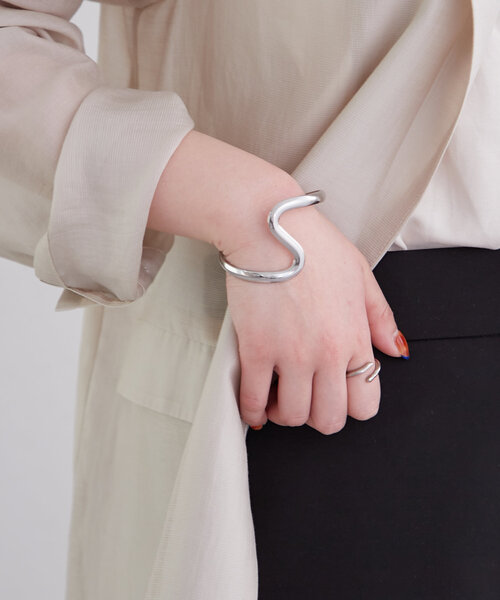 mystic（ミスティック）の「[Eau]ワイドウェーブバングル（バングル/リストバンド・レディース・シルバー/ゴールド・ONE SIZE）」の5枚目の写真