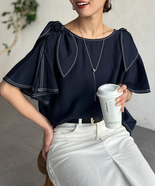 Chez toi(シェトワ)の「肩リボンブラウス(シャツ/ブラウス・レディース・ホワイト/ネイビー/ゴールド・FREE)」の1枚目の写真