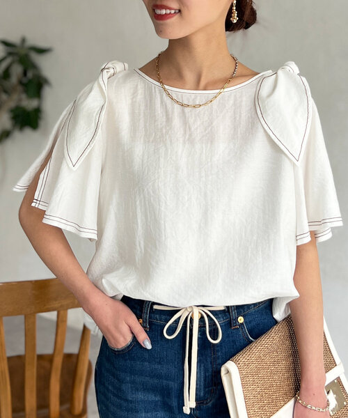 Chez toi(シェトワ)の「肩リボンブラウス(シャツ/ブラウス・レディース・ホワイト/ネイビー/ゴールド・FREE)」の2枚目の写真