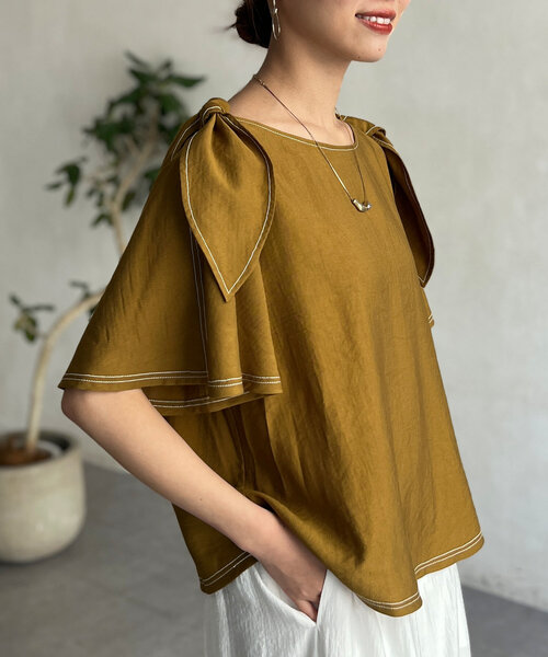 Chez toi(シェトワ)の「肩リボンブラウス(シャツ/ブラウス・レディース・ホワイト/ネイビー/ゴールド・FREE)」の3枚目の写真