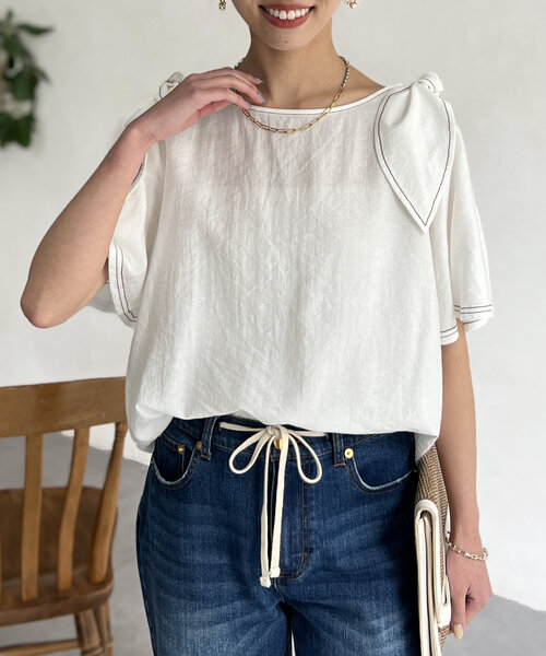 Chez toi(シェトワ)の「肩リボンブラウス(シャツ/ブラウス・レディース・ホワイト/ネイビー/ゴールド・FREE)」の5枚目の写真