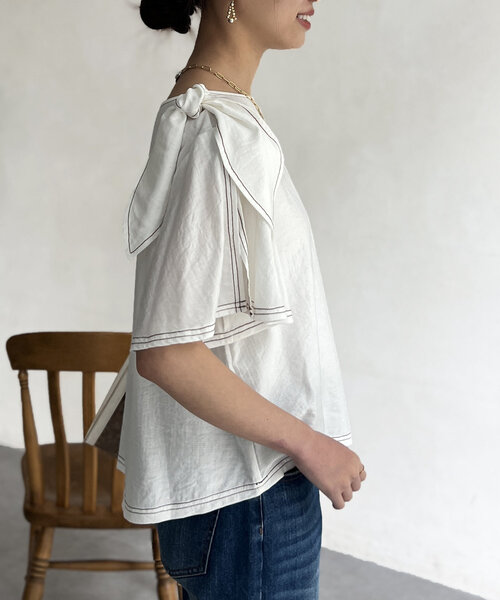 Chez toi(シェトワ)の「肩リボンブラウス(シャツ/ブラウス・レディース・ホワイト/ネイビー/ゴールド・FREE)」の6枚目の写真