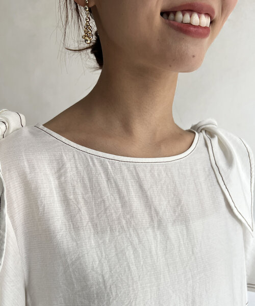 Chez toi(シェトワ)の「肩リボンブラウス(シャツ/ブラウス・レディース・ホワイト/ネイビー/ゴールド・FREE)」の15枚目の写真