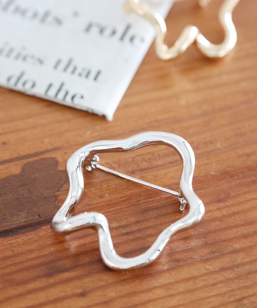 niko and...（ニコアンド）の「メタルフラワーブローチ（ブローチ/コサージュ・レディース・イエロー/グレー・0）」の2枚目の写真