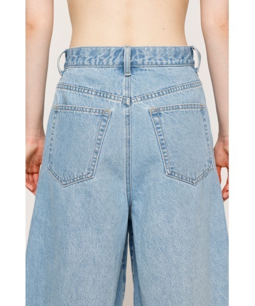 SLY(スライ)の「L/W PLEATS MEDIUM PT ローウエスト プリーツ ミディアム パンツ(デニムパンツ・レディース・ライトブルー/ブルー・0/1)」の18枚目の写真