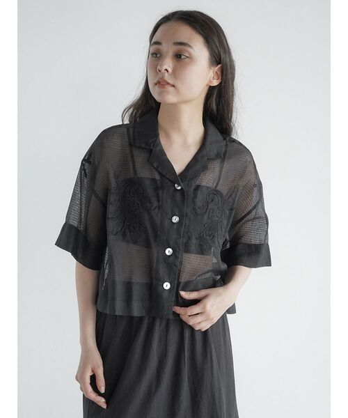 FIKA.(フィーカ)の「Hand embroidery short shirt(シャツ/ブラウス・レディース・ブラック/オフホワイト・MEDIUM)」の2枚目の写真