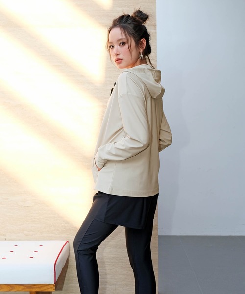 OSYAREVO（オシャレボ）の「水着 レディース 体型カバー ラッシュガード 紫外線カット率 99％以上 UPF50+ uvカット フィットネス 水陸両用 フードパーカー uvパーカー（ラッシュガード・レディース・アイボリー/グレイッシュベージュ/グレー/ブラウン/キャメル/モカ/ブラック・SMALL/MEDIUM/LARGE/X-LARGE/XX-LARGE）」の10枚目の写真