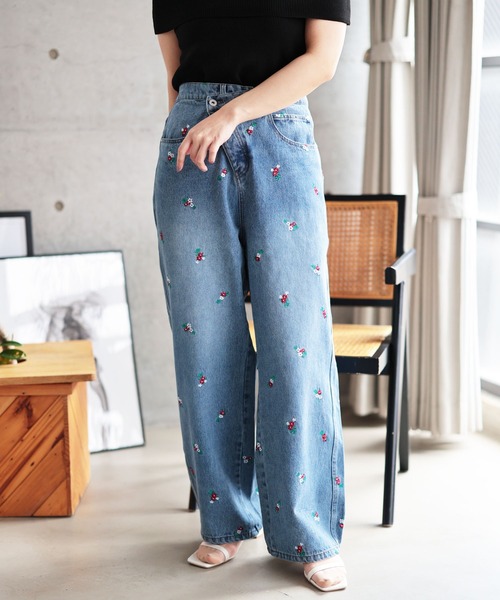 Ruwan yu(ルワンユー)の「小花刺繍ストレートデニムパンツ【大きいサイズ対応】(デニムパンツ・レディース・ブルー・L/LL/3L/4L)」の1枚目の写真