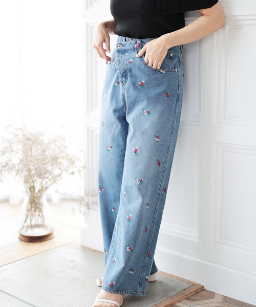 Ruwan yu(ルワンユー)の「小花刺繍ストレートデニムパンツ【大きいサイズ対応】(デニムパンツ・レディース・ブルー・L/LL/3L/4L)」の2枚目の写真