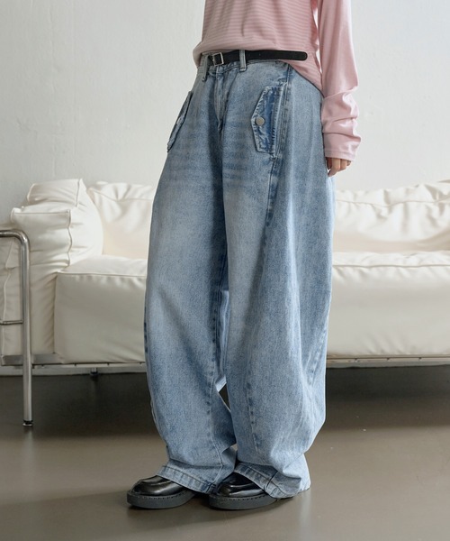 UNE MANSION(ユヌマンション)の「ユニークボタンポケットバルーンシルエットワイドデニムパンツ(デニムパンツ・レディース・ブルー/ブラック・SMALL/LARGE/MEDIUM)」の13枚目の写真