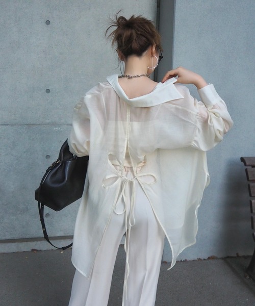 LAULEN（ローレン）の「back open cut sheer shirt /バックオープンカットシアーシャツ（シャツ/ブラウス・レディース・ベージュ/アイボリー・FREE）」の2枚目の写真