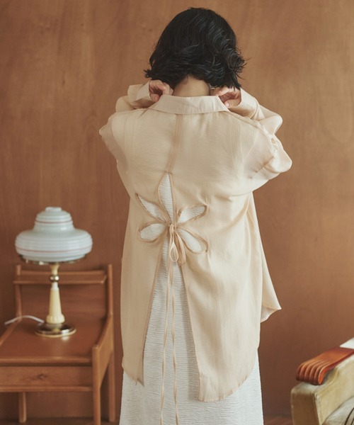 LAULEN（ローレン）の「back open cut sheer shirt /バックオープンカットシアーシャツ（シャツ/ブラウス・レディース・ベージュ/アイボリー・FREE）」の3枚目の写真