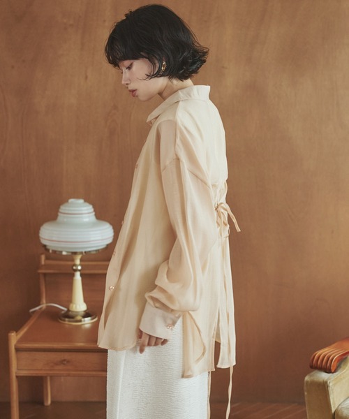 LAULEN（ローレン）の「back open cut sheer shirt /バックオープンカットシアーシャツ（シャツ/ブラウス・レディース・ベージュ/アイボリー・FREE）」の6枚目の写真