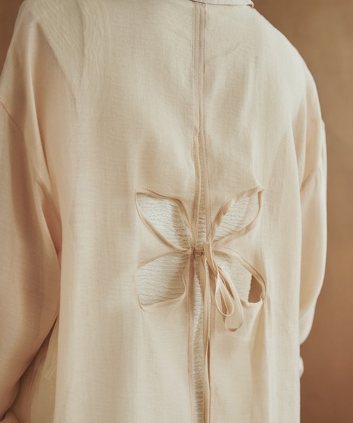 LAULEN（ローレン）の「back open cut sheer shirt /バックオープンカットシアーシャツ（シャツ/ブラウス・レディース・ベージュ/アイボリー・FREE）」の8枚目の写真