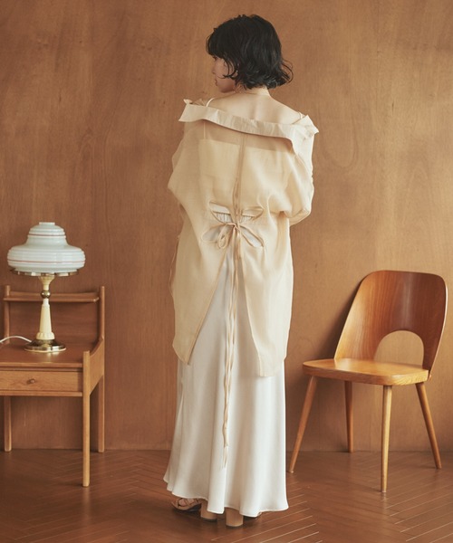 LAULEN（ローレン）の「back open cut sheer shirt /バックオープンカットシアーシャツ（シャツ/ブラウス・レディース・ベージュ/アイボリー・FREE）」の10枚目の写真