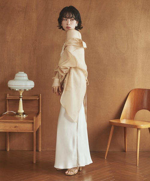 LAULEN（ローレン）の「back open cut sheer shirt /バックオープンカットシアーシャツ（シャツ/ブラウス・レディース・ベージュ/アイボリー・FREE）」の11枚目の写真