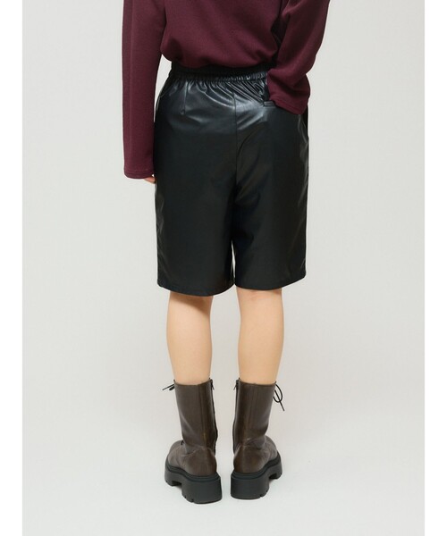 MIDIUMISOLID(ミディウミソリッド)の「MIDIUMISOLID for Ladies シンセティックレザーショートパンツ(その他パンツ・レディース・ブラック/ブラウン・38/36)」の16枚目の写真
