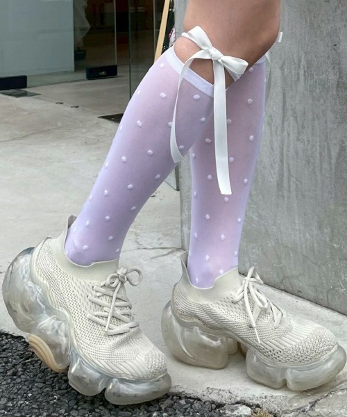 Candy Stripper(キャンディストリッパー)の「DOT SLIT HIGH ソックス(ソックス/靴下・レディース・オフホワイト/ホワイト×ブラック/ブラック・FREE)」の4枚目の写真