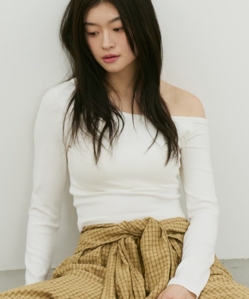 bita.（ビタ）の「ワンショルダーカップ付きロンＴ（Tシャツ/カットソー・レディース・ベージュ/ブラック/ホワイト/ブルー・FREE）」の2枚目の写真