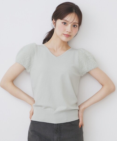 index(インデックス)の「《6色展開》フェザーパフスリーブVネックニット【洗濯機洗い可】(ニット/セーター・レディース・ピンク系その他/ブラウン系その他/オフホワイト/サックスブルー/グリーン系5/チャコール・00)」の4枚目の写真