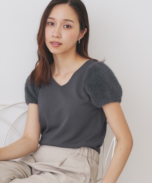index(インデックス)の「《6色展開》フェザーパフスリーブVネックニット【洗濯機洗い可】(ニット/セーター・レディース・ピンク系その他/ブラウン系その他/オフホワイト/サックスブルー/グリーン系5/チャコール・00)」の2枚目の写真