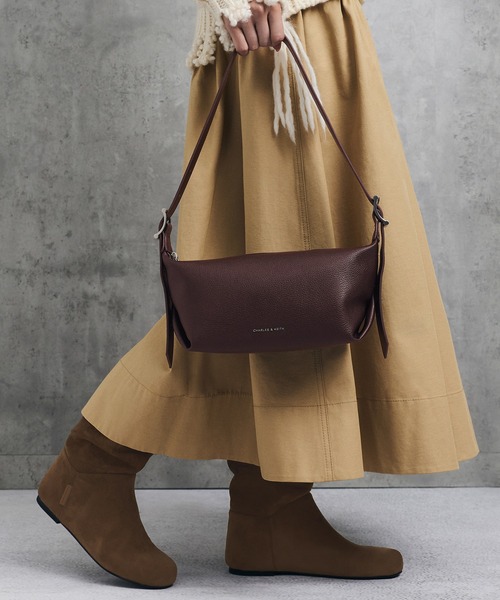 CHARLES & KEITH(チャールズ & キース)の「Zora ゾラ バックルストラップスラウチーショルダーバッグ(ショルダーバッグ・レディース・スミクロ/パープル系その他3・S)」の2枚目の写真