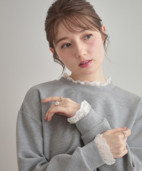 couture brooch（クチュールブローチ）の「【大人可愛い・きれいめ】フリルデザインダンボールプルオーバー（Tシャツ/カットソー・レディース・ライトグレー/ブラック・40/38/42/36）」の2枚目の写真