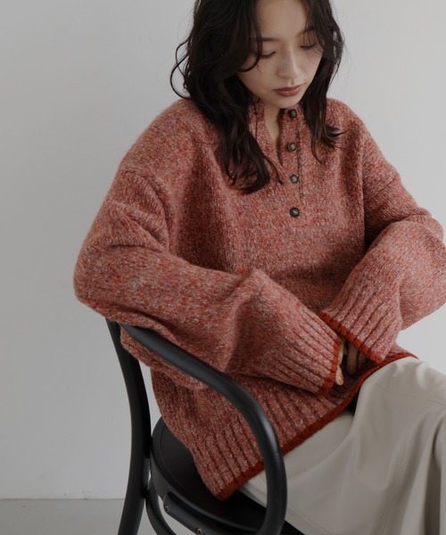 hellam(へラム)の「バイカラーヘンリーネックミックスニット(ニット/セーター・レディース・レッド/ブラウン/ブルー/チャコール・FREE)」の6枚目の写真