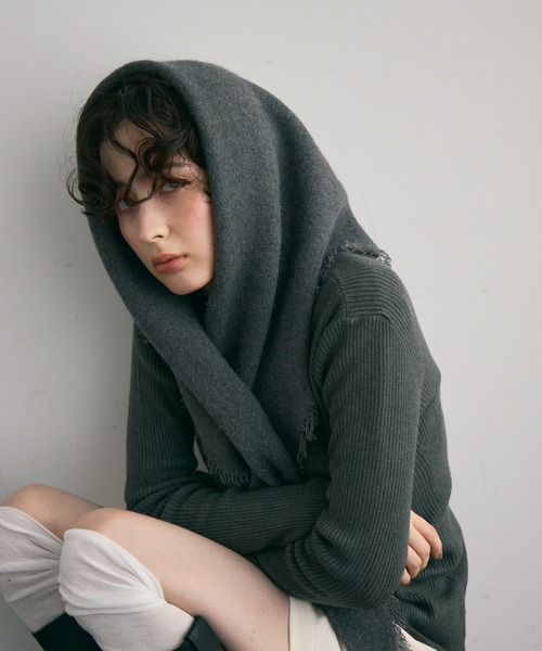 Trish（トリッシュ）の「フリンジトライアングルマフラー（ストール/ショール・レディース・グレー/アイボリー/ブラック・FREE）」の3枚目の写真