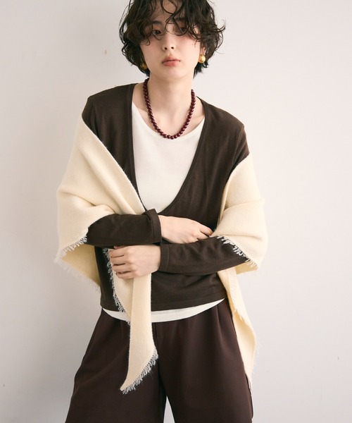 Trish（トリッシュ）の「フリンジトライアングルマフラー（ストール/ショール・レディース・グレー/アイボリー/ブラック・FREE）」の9枚目の写真