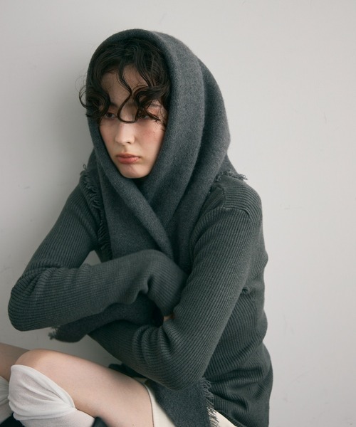 Trish（トリッシュ）の「フリンジトライアングルマフラー（ストール/ショール・レディース・グレー/アイボリー/ブラック・FREE）」の20枚目の写真