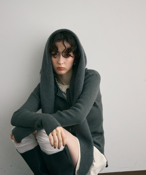 Trish（トリッシュ）の「フリンジトライアングルマフラー（ストール/ショール・レディース・グレー/アイボリー/ブラック・FREE）」の7枚目の写真