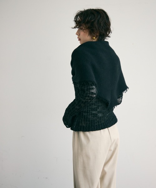 Trish（トリッシュ）の「フリンジトライアングルマフラー（ストール/ショール・レディース・グレー/アイボリー/ブラック・FREE）」の8枚目の写真