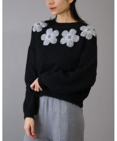 Doumoi(ドゥモエ)の「フラワーモチーフ付き ニット プルオーバー(ニット/セーター・レディース・アイボリー/ブラック/グレー・FREE)」の1枚目の写真