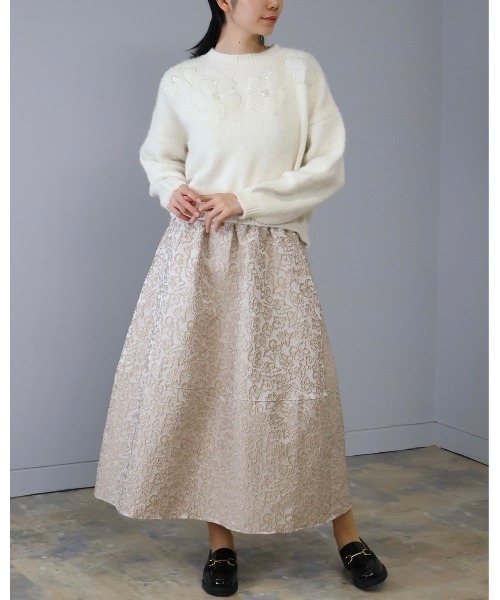 Doumoi(ドゥモエ)の「フラワーモチーフ付き ニット プルオーバー(ニット/セーター・レディース・アイボリー/ブラック/グレー・FREE)」の4枚目の写真