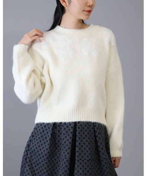 Doumoi(ドゥモエ)の「フラワーモチーフ付き ニット プルオーバー(ニット/セーター・レディース・アイボリー/ブラック/グレー・FREE)」の10枚目の写真