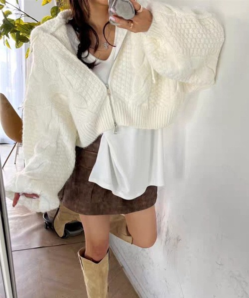GLAMOROUS JANE(グラマラスジェーン)の「ケーブル編みクロップド丈ニットパーカー(ニット/セーター・レディース・ホワイト/グレー/アイボリー・FREE)」の4枚目の写真
