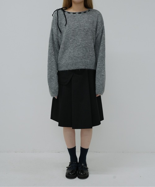 Enewd nina（エニュードニーナ）の「ボートネック風リボン編み上げニット（ニット/セーター・レディース・ブラック/グレー・FREE）」の5枚目の写真