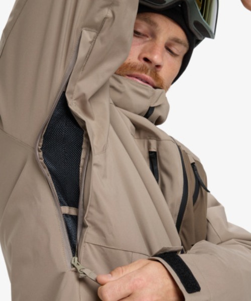 Quiksilver(クイックシルバー)の「SYCAMORE SOLID 20K J/クイックシルバースキースノーボードウェア(ジャケット)(マウンテンパーカー・メンズ・ベージュ/グリーン・LARGE/MEDIUM/X-LARGE)」の9枚目の写真