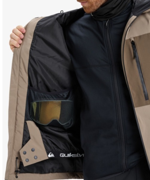 Quiksilver(クイックシルバー)の「SYCAMORE SOLID 20K J/クイックシルバースキースノーボードウェア(ジャケット)(マウンテンパーカー・メンズ・ベージュ/グリーン・LARGE/MEDIUM/X-LARGE)」の14枚目の写真