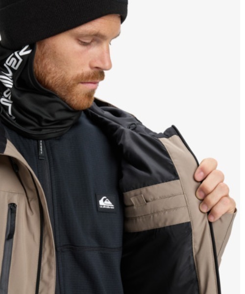Quiksilver(クイックシルバー)の「SYCAMORE SOLID 20K J/クイックシルバースキースノーボードウェア(ジャケット)(マウンテンパーカー・メンズ・ベージュ/グリーン・LARGE/MEDIUM/X-LARGE)」の16枚目の写真