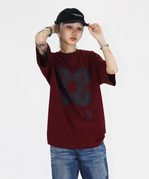 CRIGUN（クリガン）の「Effect Graphics セミオーバーフィット 半袖 BURGUNDY（Tシャツ/カットソー・レディース・バーガンディー・SMALL/MEDIUM/LARGE/X-LARGE/XX-LARGE）」の21枚目の写真
