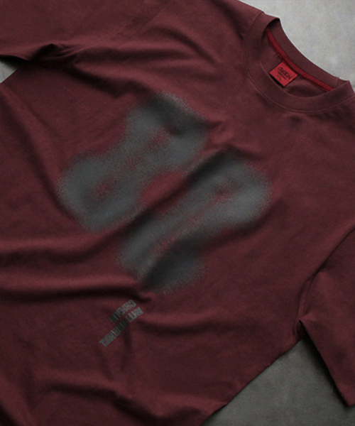 CRIGUN（クリガン）の「Effect Graphics セミオーバーフィット 半袖 BURGUNDY（Tシャツ/カットソー・レディース・バーガンディー・SMALL/MEDIUM/LARGE/X-LARGE/XX-LARGE）」の12枚目の写真