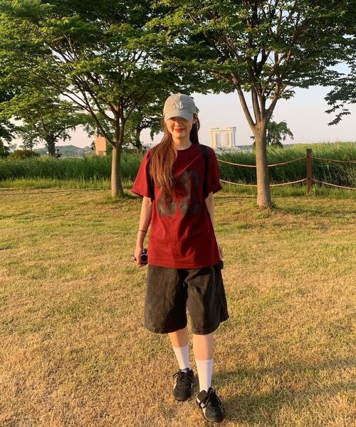 CRIGUN（クリガン）の「Effect Graphics セミオーバーフィット 半袖 BURGUNDY（Tシャツ/カットソー・レディース・バーガンディー・SMALL/MEDIUM/LARGE/X-LARGE/XX-LARGE）」の14枚目の写真