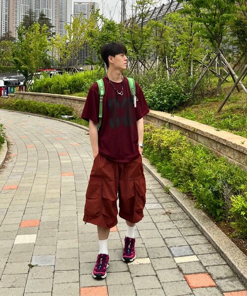 CRIGUN（クリガン）の「Effect Graphics セミオーバーフィット 半袖 BURGUNDY（Tシャツ/カットソー・レディース・バーガンディー・SMALL/MEDIUM/LARGE/X-LARGE/XX-LARGE）」の2枚目の写真