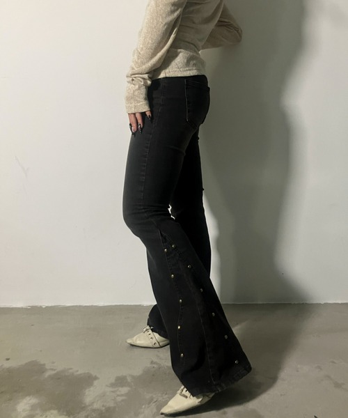 .KOM(ドットコム)の「A'GEM/9 × .kom 『.KOM/ドットケーオーエム』Studded Flare Denim/スタッズフレアデニムパンツ(デニムパンツ・レディース・ブラック・M/S)」の1枚目の写真