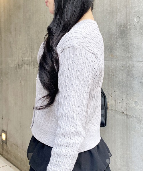 INGNI(イング)の「【WEB限定】金ボタンケーブルニットカーディガン(カーディガン/ボレロ・レディース・ブラック/グレー/オフホワイト/レッド・M)」の8枚目の写真